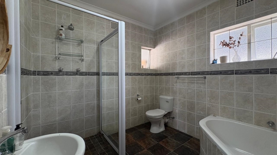 To Let 3 Bedroom Property for Rent in Meadowridge Western Cape